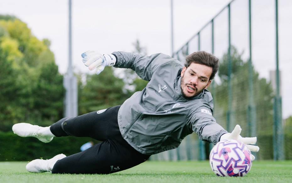 能否出战热刺?上周因胃部不适缺战的埃德森参加了曼城的训练