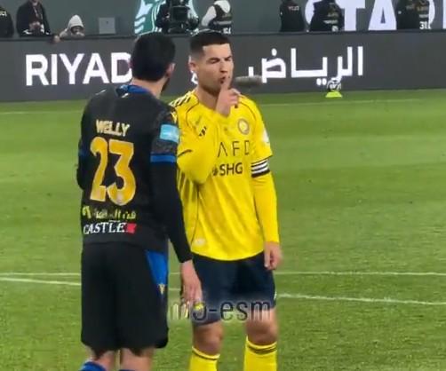 dnf直播-C罗和布赖代球员禁区内互动,C罗用手势示意对手“少说多做”