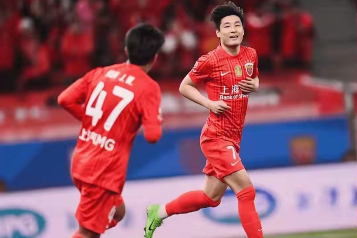 赛事直播-巨大争议！上海海港又获裁判“照顾”，吾米提江故意撞人逃红牌|青岛市|贺凯|宋浩宇|青岛西海岸|中超联赛_新浪体育_新浪新闻