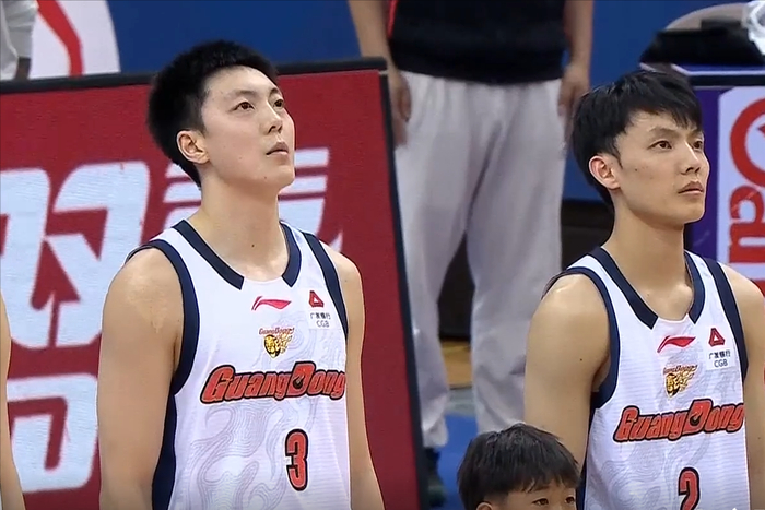 绝地求生直播-CBA：胡明轩13分加时逆转，18岁小将22+8，拼到4人五犯离场|麦考尔|王洪泽|米奇|韦瑟斯庞|客队_新浪体育_新浪新闻